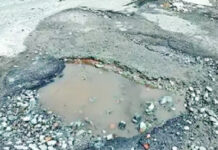 ಪುತ್ತೂರು ನಗರಸಭಾ ವ್ಯಾಪ್ತಿಯಲ್ಲಿ ರಸ್ತೆ ಗುಂಡಿ ಮುಚ್ಚದ ವಿಚಾರ: ಕಮಿಷನರ್ ರನ್ನು ತರಾಟೆಗೆತ್ತಿಕೊಂಡ ಶಾಸಕರು