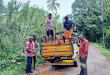 ಗೋಳಿತ್ತೊಟ್ಟು: ಪಿಕಪ್, ಆಟೋ ಚಾಲಕರಿಂದ ರಸ್ತೆ ದುರಸ್ತಿ