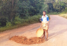 ಗೋಳಿತ್ತಡಿ-ಕುದುಲೂರು ರಸ್ತೆಯಲ್ಲಿ ಹೊಂಡಗುಂಡಿ : ಏಕಾಂಗಿಯಾಗಿ ಮಣ್ಣು ಹಾಕಿ ಗುಂಡಿ ಮುಚ್ಚಿದ ಇಸಾಕ್